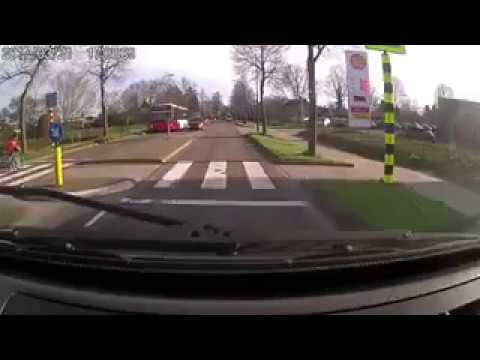 Dashcam filmt hoe kindje bijna word aangereden op zebrapad in Sint-Oedenrode