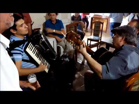 Dionísio Costa (voz), Eliandro Luz (gaita) e Oscar Soares (voz e violão)