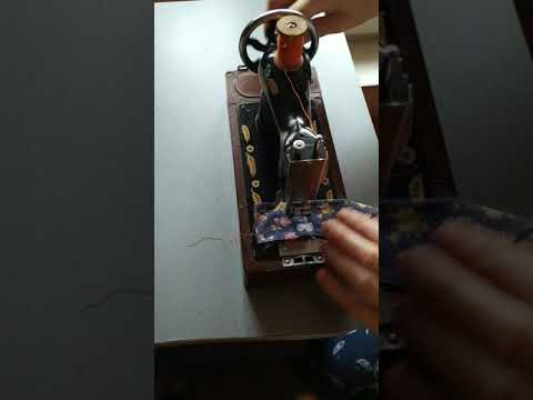 ИГРУШКА ИЗ СССР ДЕТСКАЯ ШВЕЙНАЯ МАШИНА ШЬЁТ ПО ВЗРОСЛОМУ!