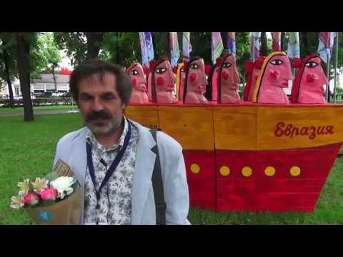 В Кольцовском сквере появился деревянный корабль с женщинами на борту и дорожные...