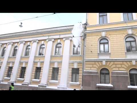 07 2012/12/22 Dumping Snow off Roof, Helsinki