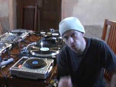 TUTORIAL ON 3 DECK MIXING FOR THE DJ.