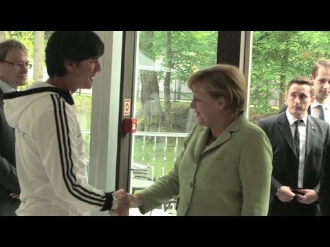 Bundeskanzlerin Merkel zu Besuch bei Löw und seinem Team