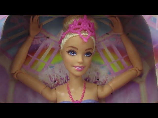 Vídeo relacionado con Barbie Dreamtopia Bailarina con Luces Muñeca Rubia articulada con tutú Rosa e iluminación mágica, Juguete +3 años (Mattel HLC25)