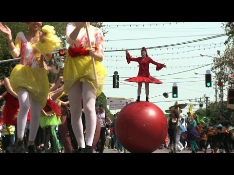 Israelis don costumes to mark carnival-like Purim holiday