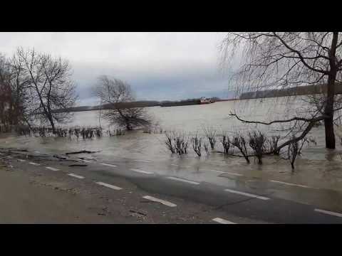 Valurile Dunarii pe faleza din Galati