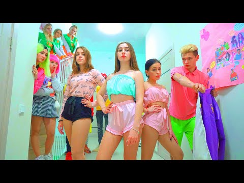 ¡Las Cheerleaders no se avergüenzan de la opinión de Diana en los escolares de todos modos!