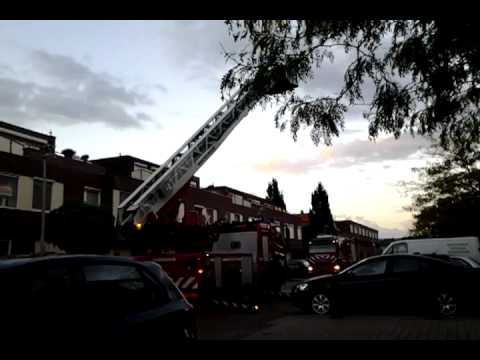 Ladderwagen 751 Gouda moet Assisteren in Moordrecht voor afhijsing
