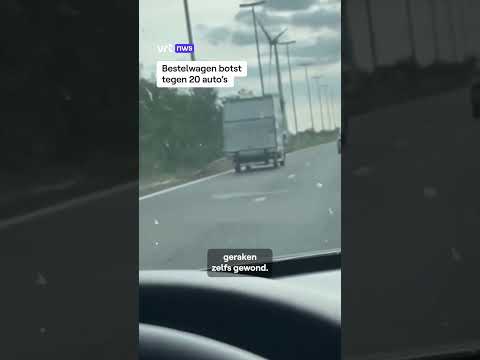 Bestelwagen botst tegen 20 auto's