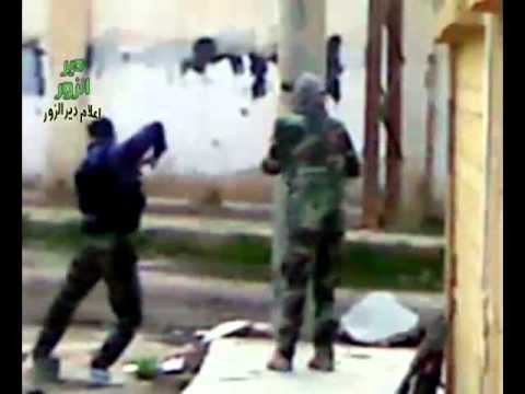 كتيبة سرايا النصر يقومون بسحب جثة أحد الشهداء جانب المعهد الصناعي في دير الزور