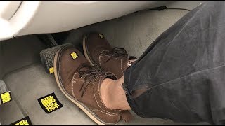 Re: [新聞] 婦人車禍嚇壞誤踩油門 將機車捲入車底