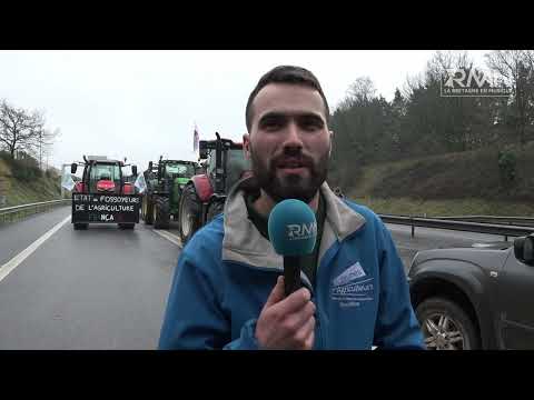 Les Jeunes Agriculteurs et la FDSEA bloquent la RN165 au niveau de Quimper (sortie 53 Rouillen)