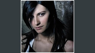 laura pausini escucha atento