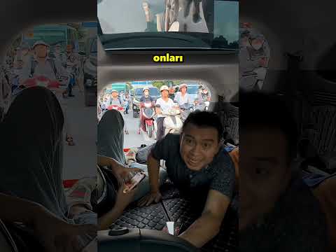 Sürücü Trafiğin Ortasında Bagajı Açtı 😲