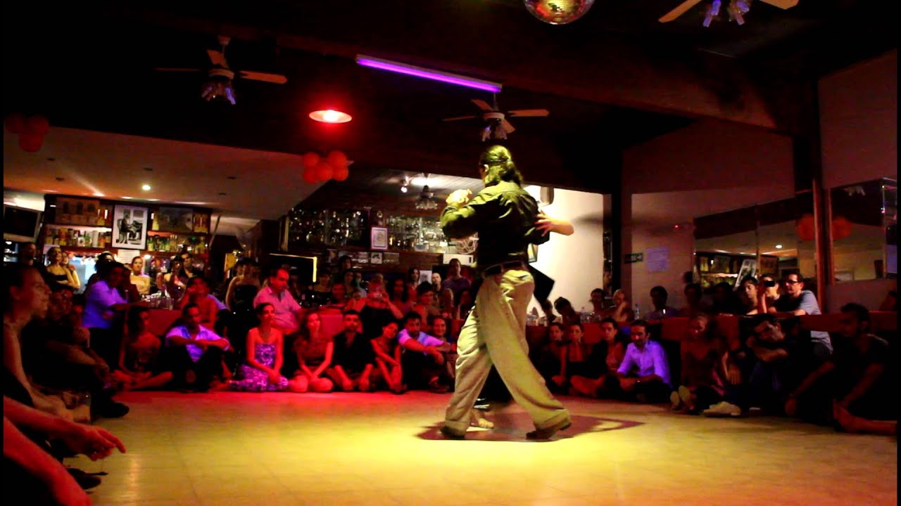 Ariadna Naveira y Fernando Sánchez baile en Milonga 10 Flor del Mal