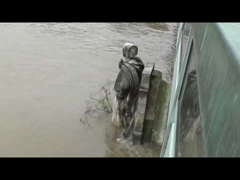 Уровень воды в Сене в центре Парижа из-за дождей поднялся до отметки в 6 метров и продолжает расти