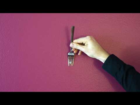 Häng upp tavlan med hjälp av en gaffel