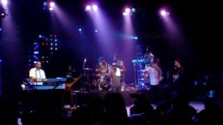 the roots perform &quot;don&#39;t feel right&quot; at the vic theater