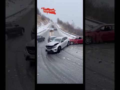 Kış lastiklerini takmayı ihmal etmeyin. Olası kar ve buzlanma nedeniyle benzer şeyler yaşamayın. ❄️