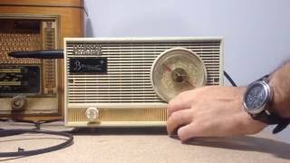 Test d’une radio vintage transformée en ampli de guitare