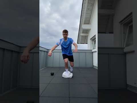 Felix hält das Gleichgewicht und den Ball im Auge