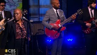 Sharon Jones and the Dap-Kings perform "You'll Be Lonely"