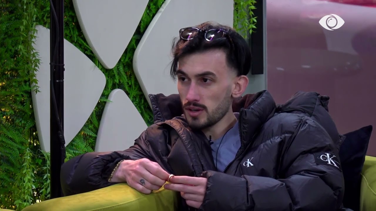 “Vajzat janë më të dobëta për momentin/ Vijon biseda mes Kristit dhe Angelos