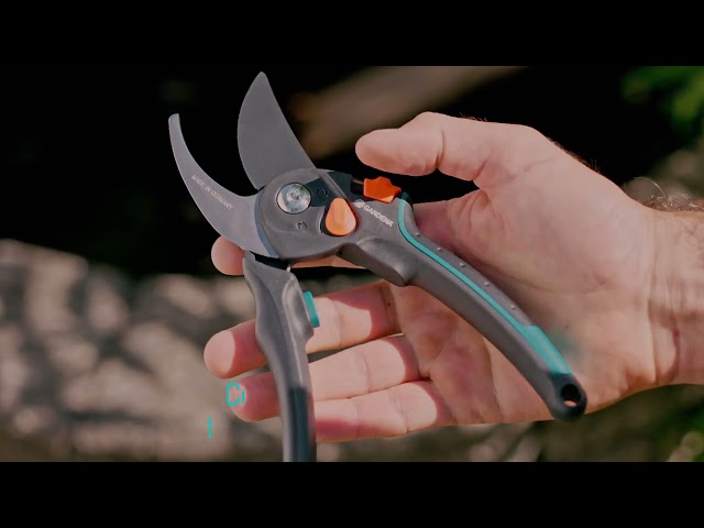 Vídeo relacionado con Gardena PremiumCut Pro Flex Tijeras de podar: Bypass, madera verde, 24 mm de diámetro de corte, mango ErgoTec con empuñadura suave, hojas de acero afiladas con precisión (12252-20)