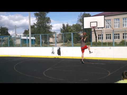 Шакил О'Нил нервно курит в сторонке. Ромка Ткаченко данчит 2