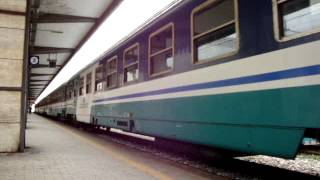 preview picture of video 'Treno in transito al binario 3! - Paola (CS) - 7/03/2013'