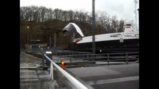 preview picture of video 'Mooring and unloading of the ferry - Швартовка и разгрузка парома'