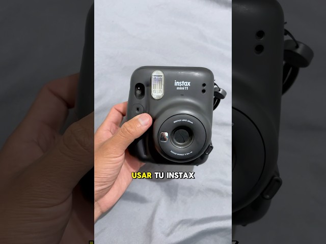 Vídeo relacionado con Accesorios para Fujifilm Instax Mini 9/8+/8: 60 Marcos de Pegatinas, 10 Marcos de Papel, 5 Marcos de Cuadros de Plástico, 10 Clips Colgantes con Cordón, 1 Paño de Microfibra