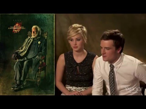 Jennifer Lawrence e elenco de "Em Chamas" comentam os pôsteres dos personagens [LEGENDADO]
