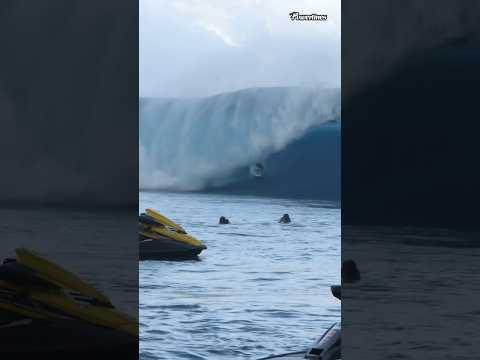 🤯LUCAS CHUMBO deep at Teahupo’o 5/28/22 ⚡️ #surfing  #teahupoo #lucaschumbo #powerlinesproductions