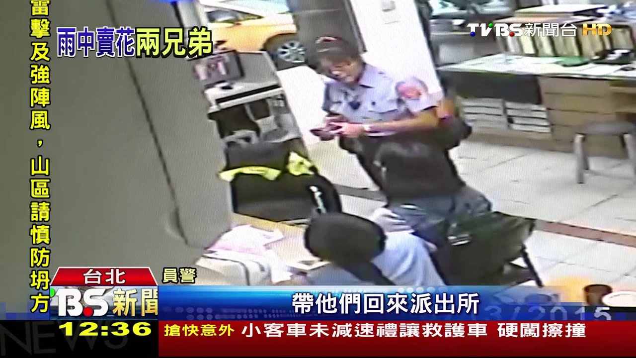 籌學費！兄弟東區淋雨賣花　熱心警全買下
