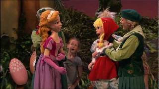 Assepoester en Roodkapje zingen het Prinsessenlied