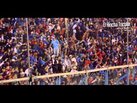"El que no salta es un botón" Barra: La Banda del Parque &bull; Club: Nacional
