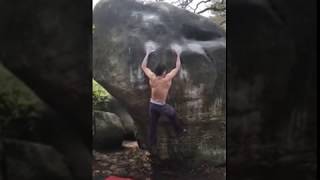 Video thumbnail de La Balance (sans la prise taillée), 8a. Fontainebleau