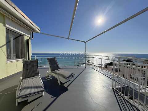 Ospedaletti — Attico con magnifica vista mare in una delle zone più apprezzate della Riviera