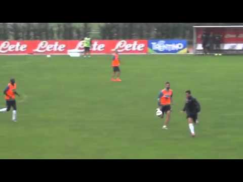 Partita di allenamento sotto il diluvio con tante cadute