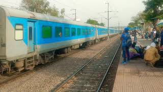 preview picture of video 'Gatimaan Express (12049) skip Dholpur junction'