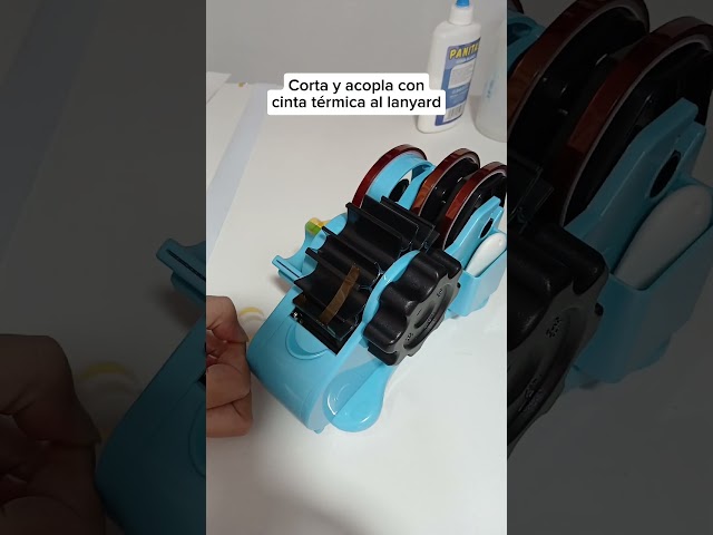 Vídeo relacionado con Lanyard PERSONALIZADO con logotipo y texto. Con cierre de seguridad. Colgantes tarjetas identificación, colgante llaves, colgante acreditaciones. Impresión 2 caras. (1, Con cierre)