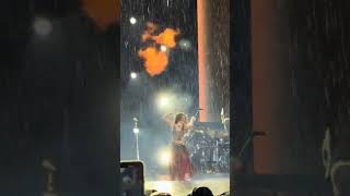 Shakira "invoca" la lluvia cantando "Whenever, Wherever"