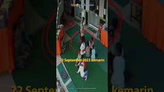 Download lagu Viral Video of a Man Kicking Children's Heads in a Mosque mp3