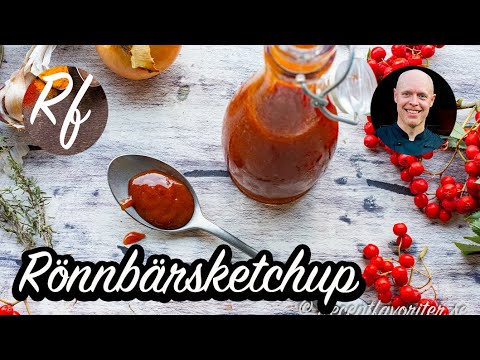 Gör en god ketchup på rönnbär smaksatt med rårörsocker, lök, vitlök, äppelcidervinäger, timjan och sellerisalt.>