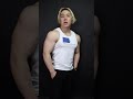 タンクトップで筋肉を自慢する人。#shorts