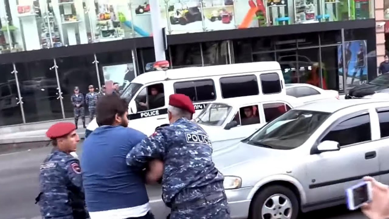 Բողոքի ակցիա՝ ՔՊ գրասենյակի առջև