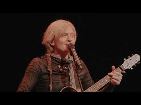 John Kelly sings again the iconic song  "When I Was In Town" with Maite Itoiz