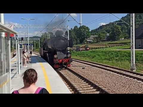 Ty2 911 oblot składu retro na stacji Osielec, PKP kolej pociągi Chabówka, 20.08.2023