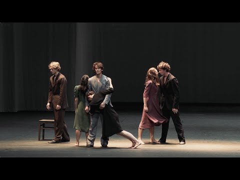 Απόσπασμα του χορογραφικού έργου Adagio της Pina Bausch, σε μουσική του Gustav Mahler, στη σκηνική αναβίωσή του από το Hamburg Ballet και το Pina Bausch Foundation (2024). Στο απόσπασμα είναι χαρακτηριστική η χρήση της φωτοσκίασης ως σκηνογραφικού και εκφραστικού μέσου. 